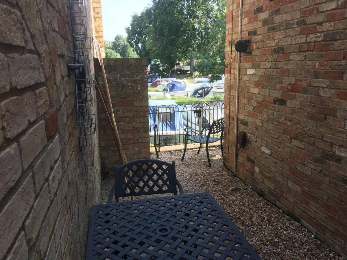 River Courtyard Apartment In The Heart Of Stneots Saint Neots Exterior foto